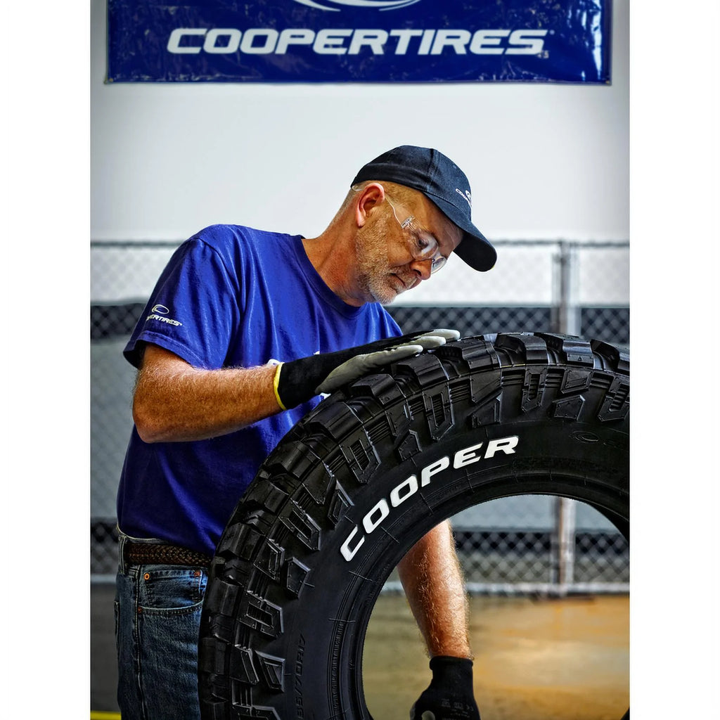 Cooper Discoverer S/T Maxx All Terrain LT275/70R18 125/122Q E Light Truck Tire